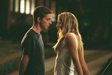 Sarah Roemer e Shia LaBeouf in una scena del film Disturbia