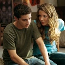 Sarah Roemer e Shia LaBeouf in una scena del film Disturbia