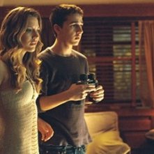 Sarah Roemer e Shia LaBeouf in una scena del film Disturbia