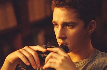 Shia LaBeouf in una scena del film Disturbia