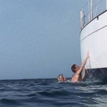 Una scena del film Alla deriva