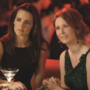 Cynthia Nixon e Kristin Davis in una scena di Sex and the City, episodio Il silenzio è d'oro