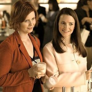 Cynthia Nixon e Kristin Davis in una scena di Sex and the City, episodio L'uomo perfetto