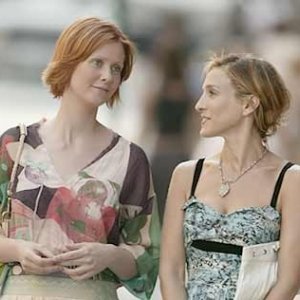 Cynthia Nixon e Sarh Jessica Parker in una scena di Sex and the City, episodio Uno