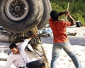 Daniel Dae Kim ed Harold Perrineau in una scena dell'episodio 'La casa del Sol Levante' di Lost
