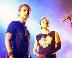 Dominic Monaghan e Neil Hopkins sul palco con i Drive Shaft nell'episodio 'La falena' di Lost