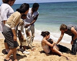 Dominic Monaghan, Evangeline Lilly, Ian Somerhalder ed altri membri del cast nell'episodio 'Il coniglio bianco' di Lost