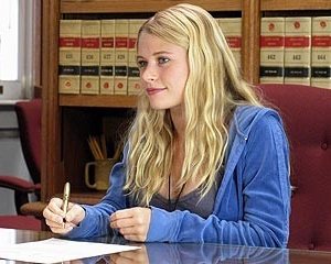 l'attrice Emilie de Ravin nell'episodio 'Un figlio' di Lost
