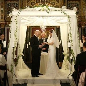 Evan Handler e Kristin Davis in una scena di Sex and the City, episodio La presa