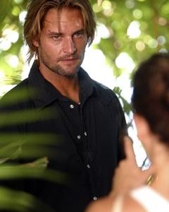 Evangeline Lilly (di spalle) e Josh Holloway nell'episodio 'Il coniglio bianco' di Lost