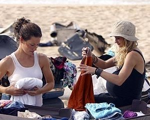 Evangeline Lilly e Emilie de Ravin nell'episodio 'Il coniglio bianco' di Lost