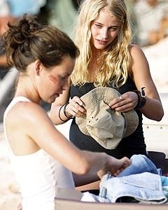 Evangeline Lilly ed Emilie de Ravin nell'episodio 'Il coniglio bianco' di Lost