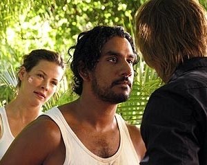 Evangeline Lilly (sullo sfondo), Naveen Andrews e Josh Holloway nell'episodio 'Il coniglio bianco' di Lost