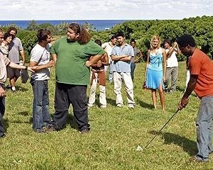 Harold Perrineau, Dominic Monaghan, Jorge Garcia e Ian Somerhalder  giocano a golf davanti al resto del gruppo nell'episodio 'Solitudine' di Lost
