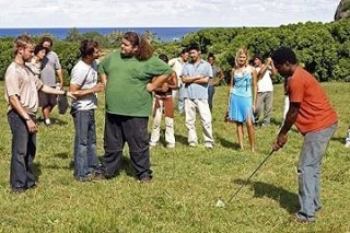 Harold Perrineau, Dominic Monaghan, Jorge Garcia e Ian Somerhalder giocano a golf davanti al resto del gruppo nell'episodio 'Solitudine' di Lost