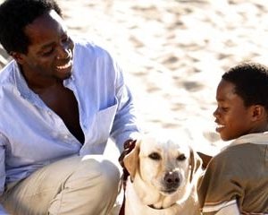 Harold Perrineau accanto a Malcolm David Kelley nell'episodio 'Tabula rasa' di Lost