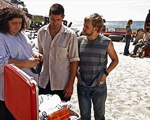 Jorge Garcia con  Matthew Fox e Dominic Monaghan nell'episodio 'Il coniglio bianco' di Lost