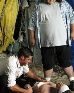 Jorge Garcia, Matthew Fox e Fredric Lehne nell'episodio 'Tabula rasa' di Lost