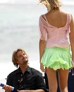 Josh Holloway e Maggie Grace (di spalle) nell'episodio 'Il coniglio bianco' di Lost