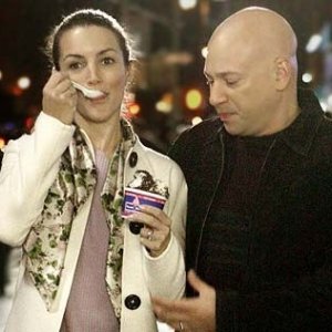Kristin Davis e Evan Handler in una scena di Sex and the City, episodio The Ick Factor