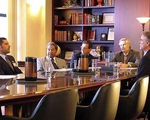 Matthew Fox e John Terry in riunione  nell'episodio 'Inseguimento' di Lost