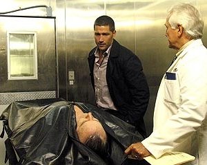 Matthew Fox e John Terry nell'episodio 'Il coniglio bianco' di Lost