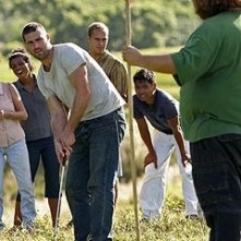 Matthew Fox E Jorge Garcia Giocano A Golf Davanti Al Resto Del Gruppo Nell Episodio Solitudine Di Lost 44286