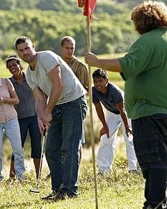 Matthew Fox e Jorge Garcia giocano a golf davanti al resto del gruppo nell'episodio 'Solitudine' di Lost
