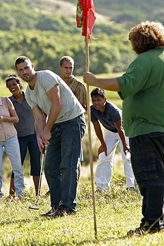 Matthew Fox e Jorge Garcia giocano a golf davanti al resto del gruppo nell'episodio 'Solitudine' di Lost