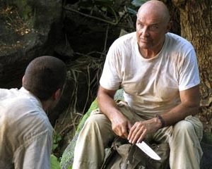 Matthew Fox e Terry O'Quinn nell'episodio 'Il coniglio bianco' di Lost