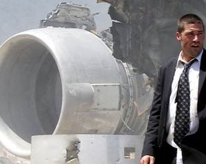 Matthew Fox nel Pilot del telefilm Lost
