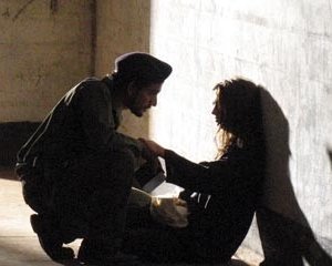 Naveen Andrews accanto a Andrea Gabriel nell'episodio 'Solitudine' di Lost