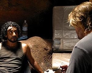 Naveen Andrews e Josh Holloway (di spalle) nell'episodio 'Inseguimento' di Lost