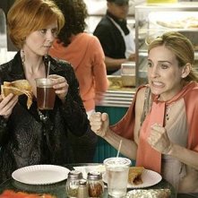 Sarah Jessica Parker E Cynthia Nixon In Una Scena Di Sex And The City Episodio Sesso E Crudite 44159