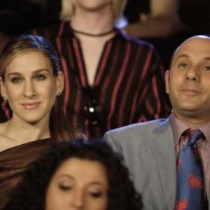 Sarah Jessica Parker e Willie Garson in una scena di Sex and the City, episodio Donne di comando
