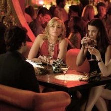 Sarah Jessica Parker, Ron Livingston, Cynthia Nixon, Kim Cattrall e Kristin Davis in una scena di Sex and the City, episodio Il silenzio è d'oro