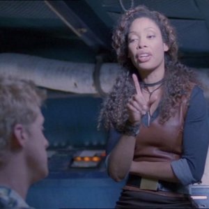Alan Tudyk e Gina Torres in una scena di Firefly, episodio In azione!