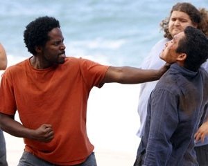 Daniel Dae Kim, Harold Perrineau e Jorge Garcia (sullo sfondo) nell'episodio 'Cambiamenti' di Lost