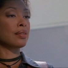 Gina Torres in una scena di Firefly, episodio Frontiere selvagge