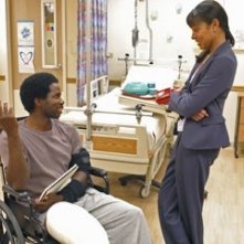 Harold Perrineau di fronte a Tamara Taylor nell'episodio 'Speciale' di Lost