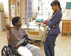 Harold Perrineau di fronte a Tamara Taylor nell'episodio 'Speciale' di Lost