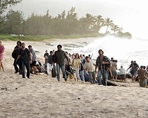 Il gruppo di superstiti sulla spiaggia nell'episodio 'Il mistero della valigetta' di Lost