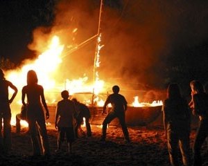 La zattera in fiamme nell'episodio 'Cambiamenti' di Lost