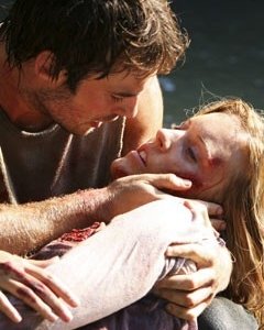 Maggie Grace sorretta da Ian Somerhalder nell'episodio 'Ragione e sentimento' di Lost