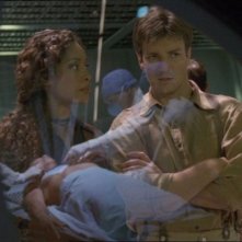 Nathan Fillion e Gina Torres in una scena di Firefly, episodio Frontiere selvagge