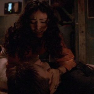 Nathan Fillion e Morena Baccarin in una scena di Firefly, episodio La signora Reynolds