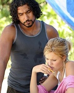 Naveen Andrews con Maggie Grace nell'episodio 'Il mistero della valigetta' di Lost