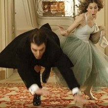 Sarah Jessica Parker accanto a Chris Noth in una scena di Sex and the City, episodio Un'americana a Parigi - Seconda parte