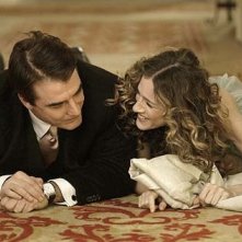 Sarah Jessica Parker con il suo Mr.Big, ovvero Chris Noth in una scena di Sex and the City, episodio Un'americana a Parigi - Seconda parte
