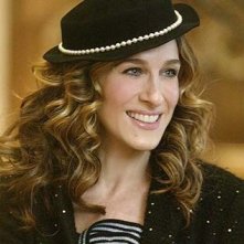 Sarah Jessica Parker in una scena della serie Sex and the City, episodio Un'americana a Parigi - Prima parte